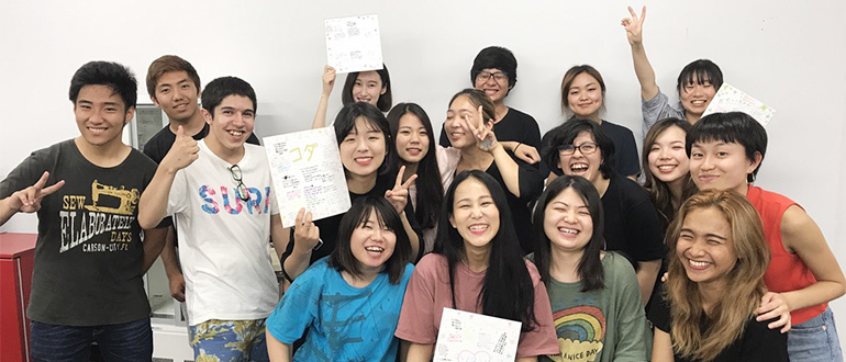外国人学生と本学の日本人学生の集合写真